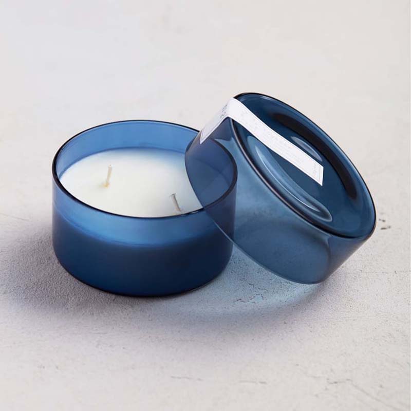 A marca feita sob encomenda pequenas velas do cartucho do perfume com tampa