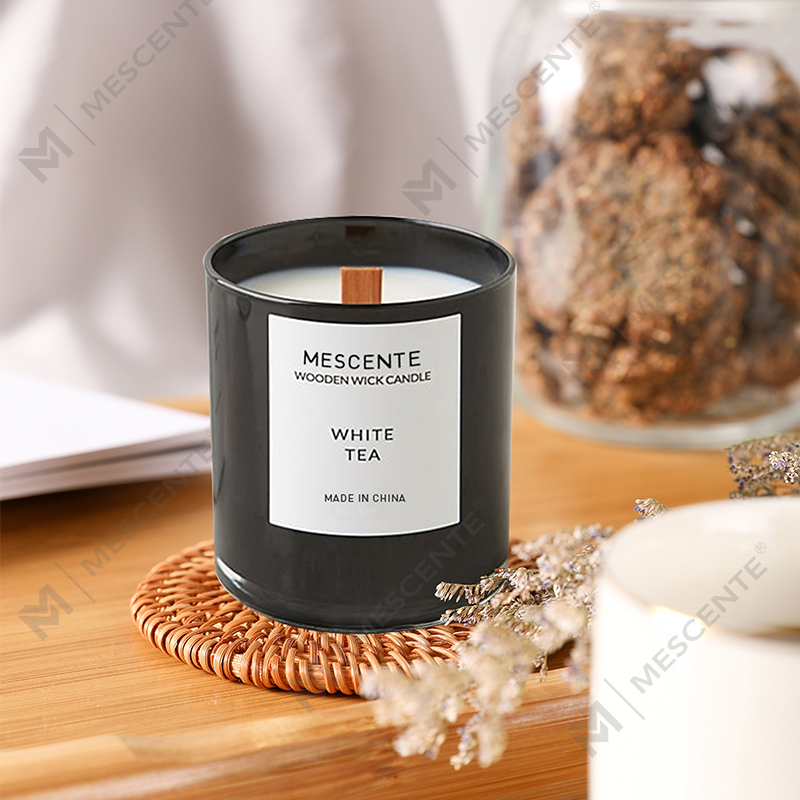 Velas de soja com aroma de chá branco de marca própria Mescente em potes