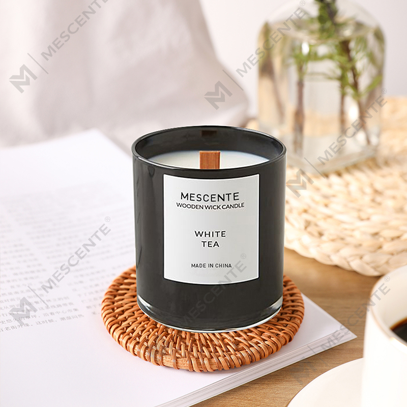 Velas de soja com aroma de chá branco de marca própria Mescente em potes
