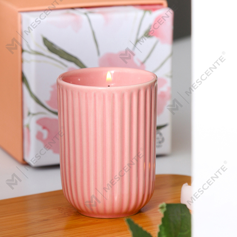 Velas perfumadas de madeira de cera de soja de cerâmica colorida de marca própria de luxo no atacado e luxo a granel