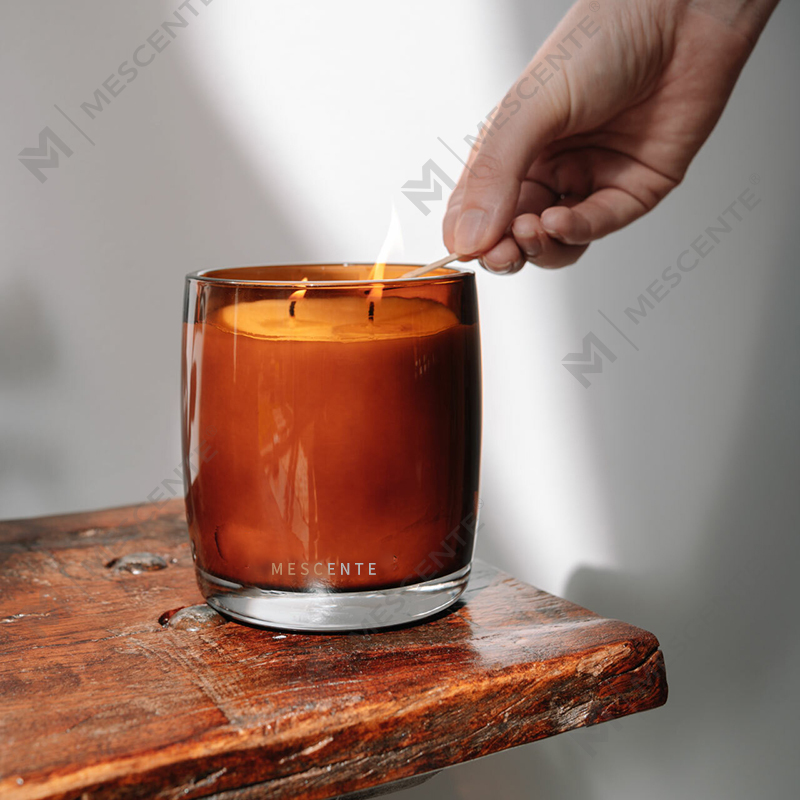 Vela perfumada estrelada de baunilha luxuosa de marca própria com movimento de madeira